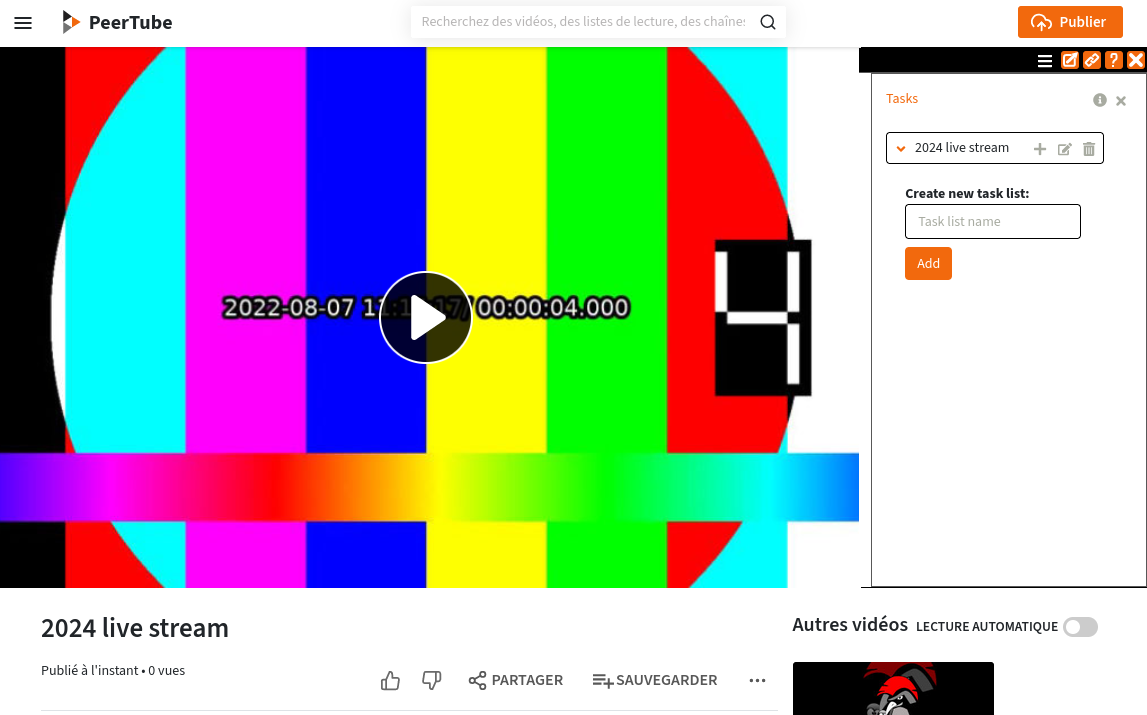 Screenshot videa Peertube s chatem na pravé straně. Aplikace Úkoly je otevřená. Je zde seznam úkolů a formulář pro vytvoření nového úkolu.